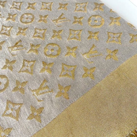 ❌❌SOLD❌❌ Louis Vuitton monogrammed shawl - Picture 8 of 8
